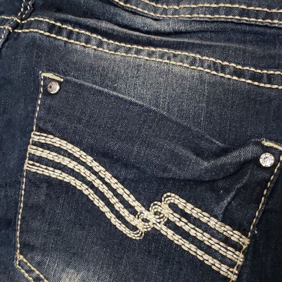 Red Rivot Distressed Capri Jeans 9 - Picture 5 of 6